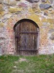 Дверь с вековыми щеколдами